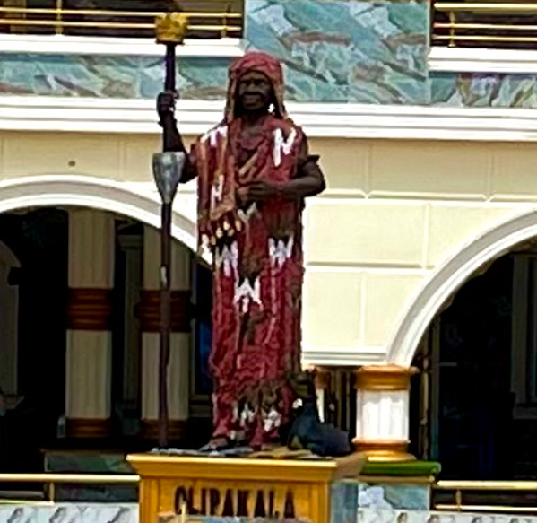 Statue of Olipakala at Ààfin Ológèrè.